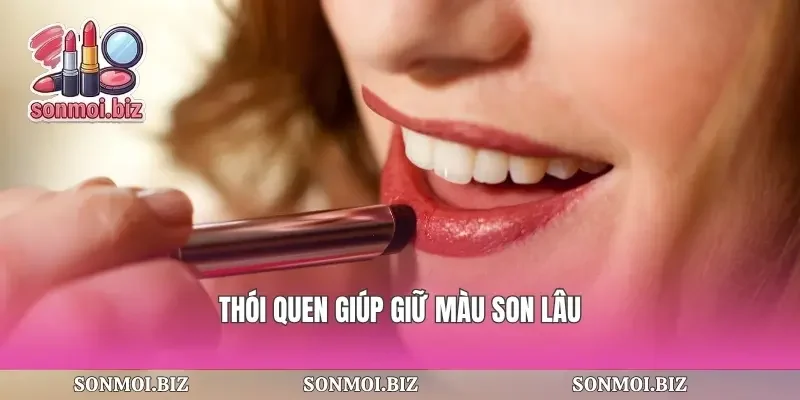 Thói quen giúp giữ màu son lâu